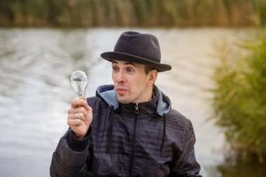 Ampul elektrik tutan adamlar