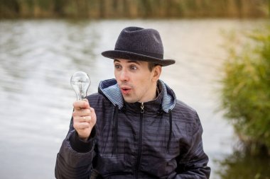 Ampul elektrik tutan adamlar