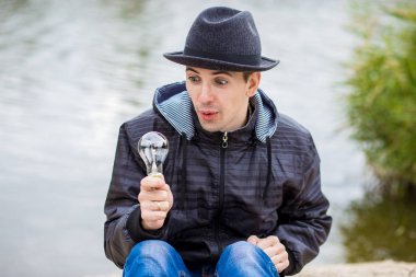 Ampul elektrik tutan adamlar