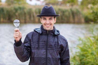 Ampul elektrik tutan adamlar