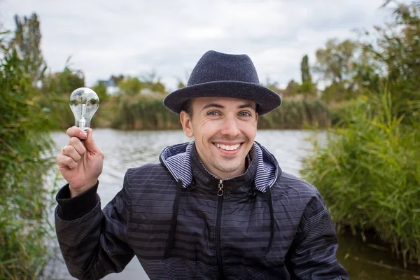 Ampul elektrik tutan adamlar