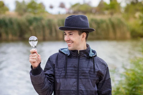 Ampul elektrik tutan adamlar