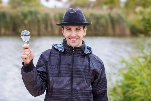 Ampul elektrik tutan adamlar