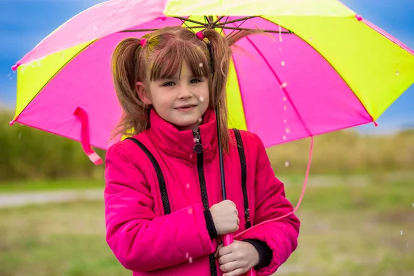 カラフルな傘の庭で遊ぶと面白いかわいい女の子 — ストック写真