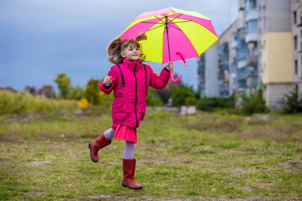 五颜六色的雨伞可爱女孩跳滑稽到天空 — 图库照片