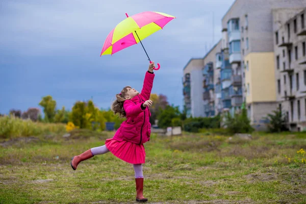 Roztomilá dívka Barevný Deštník skok blondýny na obloze — Stock fotografie