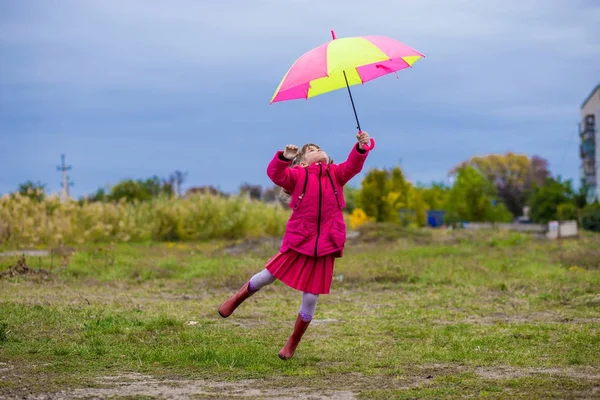 Színes esernyő ravasz lány vicces ugrani ég — Stock Fotó