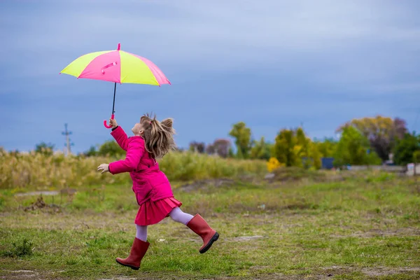Colorato ombrello ragazza carina saltare divertente al cielo — Foto Stock