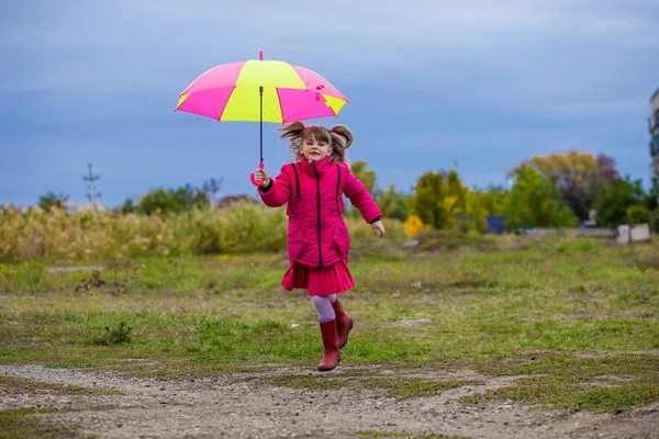 Színes esernyő ravasz lány vicces ugrani ég — Stock Fotó