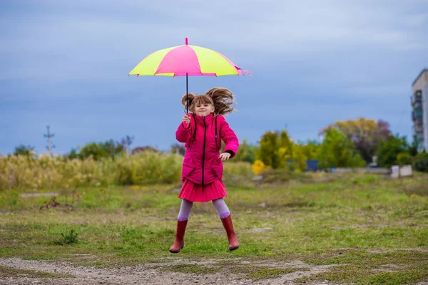 Красочный зонтик милая девушка прыгать смешно в небо — стоковое фото