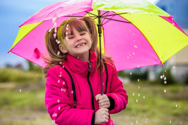 Dziewczyna z parasolem cieszą się opady deszczu — Zdjęcie stockowe