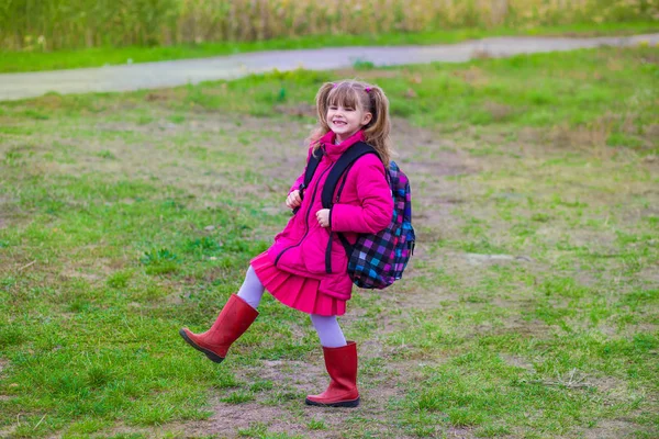 Маленька мила школярка з рюкзаком — стокове фото