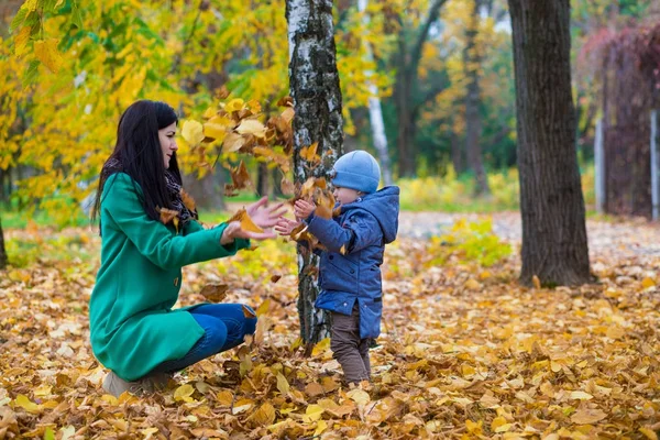 Madre con hijo pequeño jugar en el parque de otoño —  Fotos de Stock