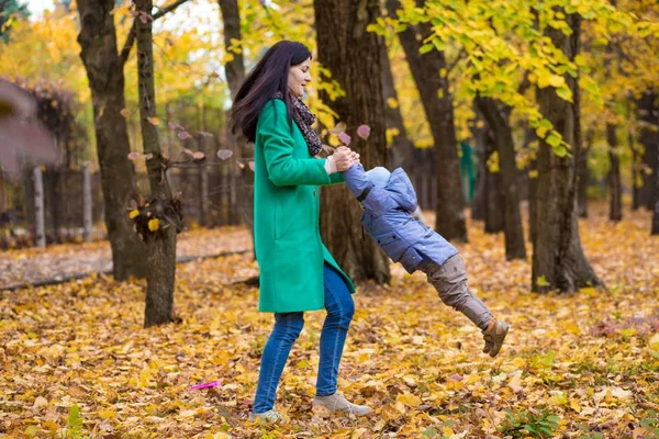 Madre con hijo pequeño juega en el parque de otoño —  Fotos de Stock