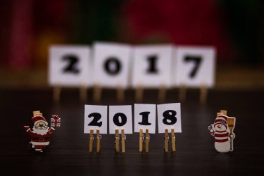 Mutlu yeni yıl 2018 metin, kağıtlara clothespins ile