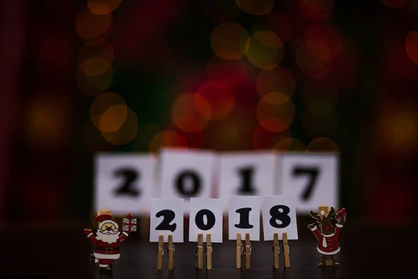 Mutlu yeni yıl 2018 metin, kağıtlara clothespins ile — Stok fotoğraf