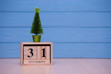 Aralık ayı 31st. mavi ahşap tahta arka plan üzerinde ahşap takviminde gün 31 Aralık ayarla. Kış zamanı. Yeni yıl arka plan. Noel tatil kompozisyon. 