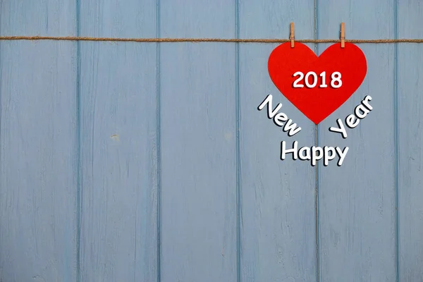 青い木製の背景 新年テンプレート コピー スペースとバナーの 2018年新年あけましてテキストと赤い紙のハート — ストック写真