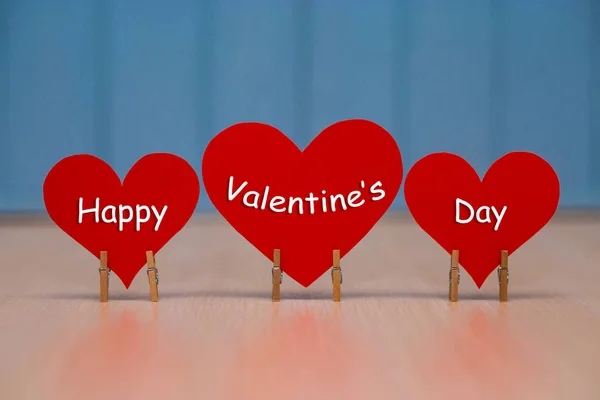 Mutlu Sevgililer Günü Kırmızı Kağıt Kalp Mavi Arka Plan Üzerinde — Stok fotoğraf