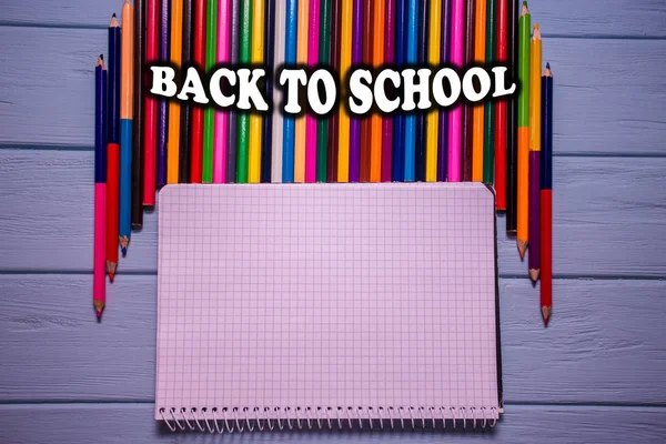 Zpátky Školy Text Světlé Barevné Tužky Modré Dřevěný Stůl Bílými — Stock fotografie