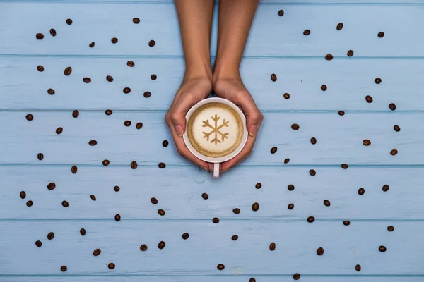 Vrouw Handen Houd Glb Koffie Met Sneeuwvlok Sieraad Vele Koffiebonen — Stockfoto