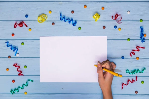 Vrouw Handen Houd Pen Schrijven Wit Blanco Papier Met Kleurrijke — Stockfoto