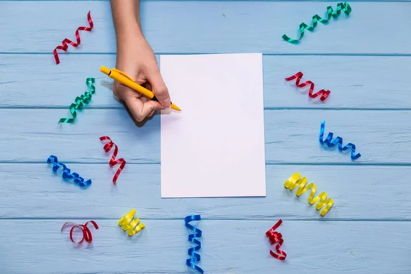 Les Mains Femme Tiennent Stylo Écrivent Sur Papier Blanc Vierge — Photo