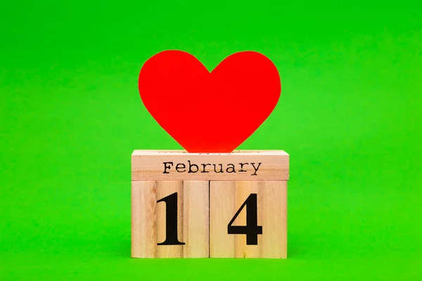 赤い紙の心と緑の背景に木製カレンダー幸せなバレンタインデー カード — ストック写真