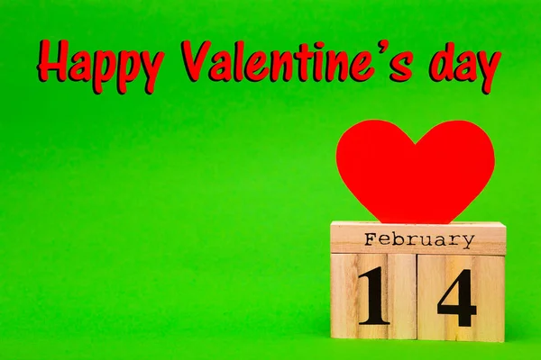 Šťastný Valentýna Karty Srdce Červené Papírové Dřevěné Kalendáře Zeleném Pozadí — Stock fotografie