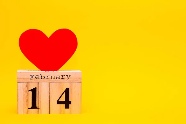 Happy Valentijnsdag Kaart Met Rode Papier Hart Houten Agenda Gele — Stockfoto