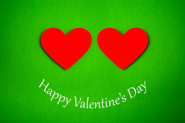 Mutlu Sevgililer Günü Kartı Yeşil Zemin Üzerine Kırmızı Kağıt Kalpli — Stok fotoğraf