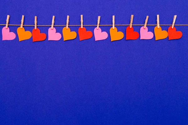 Guirnalda Colorida Forma Corazón Sobre Fondo Azul Concepto San Valentín — Foto de Stock