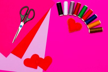 El yapımı hediye Sevgililer günü pembe bir arka plan işlemi. Yaratıcı DIY tekne hobi. El yapımı kumaş kalpler yapma. Tatil dekorasyon