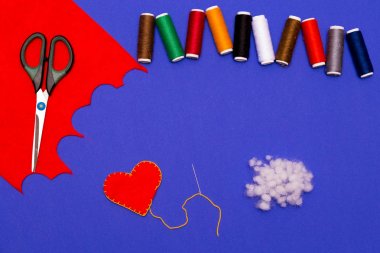 El yapımı hediye Sevgililer günü mavi arka plan işlemi. Yaratıcı DIY tekne hobi. El yapımı kumaş kalpler yapma. Tatil dekorasyon