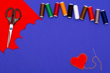 El yapımı hediye Sevgililer günü mavi arka plan işlemi. Yaratıcı DIY tekne hobi. El yapımı kumaş kalpler yapma. Tatil dekorasyon