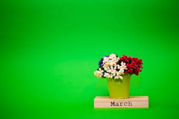 Tarjeta Del Día Mujer Feliz Pequeño Cubo Flores Calendario Madera — Foto de Stock