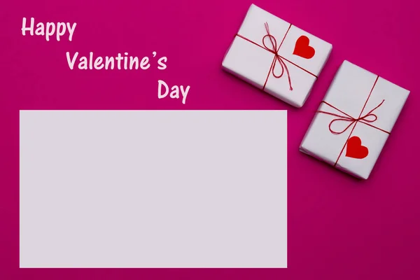 幸せなバレンタインデー組成 写真テンプレート ピンクの背景の愛ギフト ボックスと紙の白の空白 平面図です 上からの眺め — ストック写真