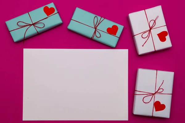 Композиция Дню Святого Валентина Белый Лист Бумаги Любовными Подарочными Коробками — стоковое фото