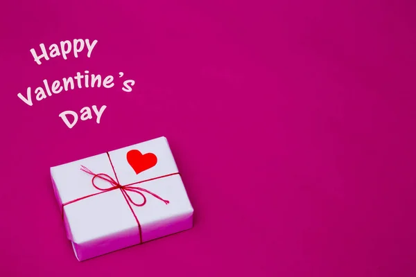 幸せなバレンタインの日の組成 ホワイト 写真テンプレート ピンクの背景に赤いハートのギフト ボックス 平面図です 上からの眺め — ストック写真