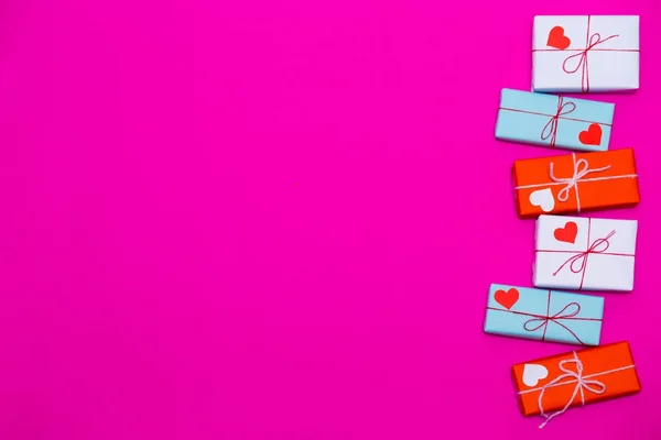 Композиция Дню Святого Валентина Яркие Подарочные Коробки Красным Сердцем Розовом — стоковое фото