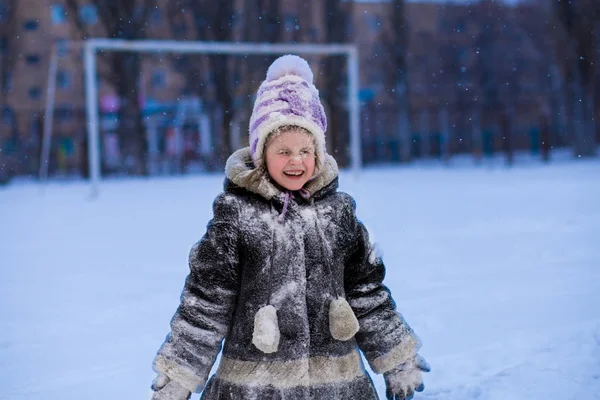 Une Jolie Petite Fille Couverte Neige Amuse Dans Parc Hiver — Photo