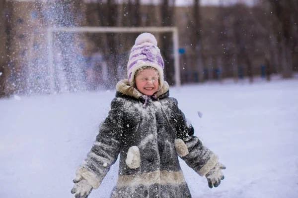 Une Jolie Petite Fille Couverte Neige Amuse Dans Parc Hiver — Photo