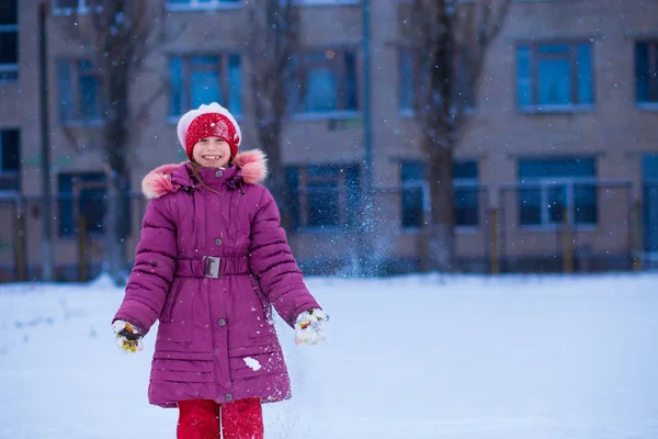 Милая Маленькая Девочка Гуляющая Снежному Парку Зимой — стоковое фото