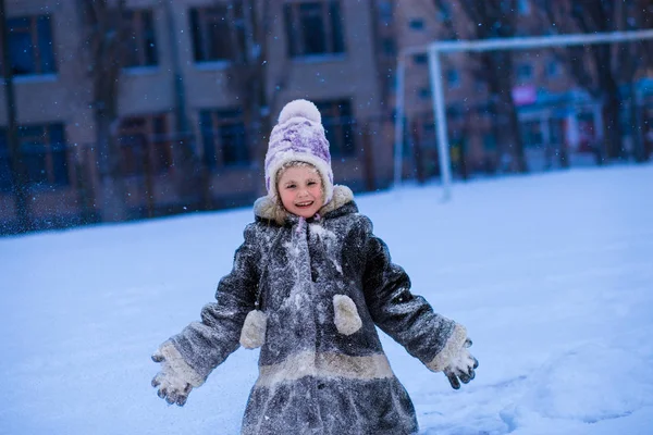 Симпатичная Маленькая Девочка Покрытая Снегом Веселится Зимнем Парке — стоковое фото