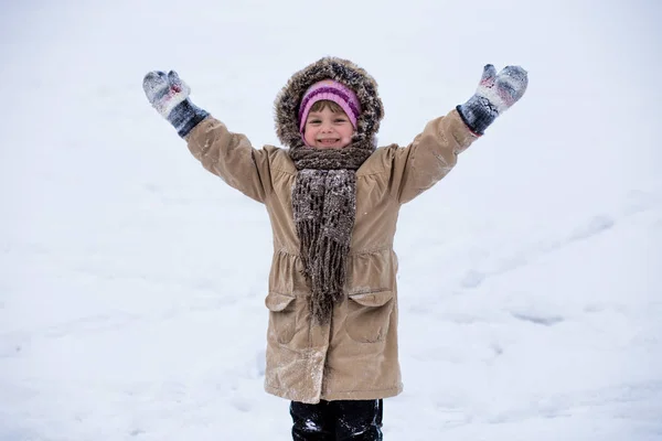 Una Linda Niña Cubierta Nieve Divierte Parque Invierno Invierno — Foto de Stock