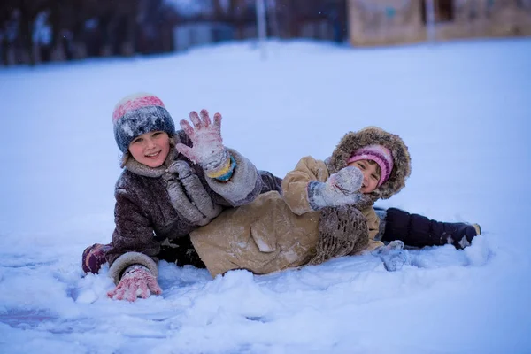 Roliga Barn Leker Och Skrattar Snöiga Vintern Promenad Naturen Lycklig — Stockfoto