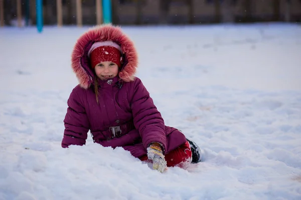 Милая Маленькая Девочка Гуляющая Снежному Парку Зимой — стоковое фото