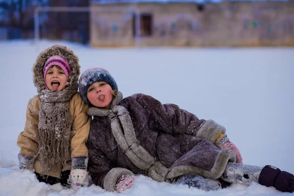 Komik Çocuklar Oynarken Karlı Kış Gülüyor Doğada Mutlu Kız Yürümek — Stok fotoğraf