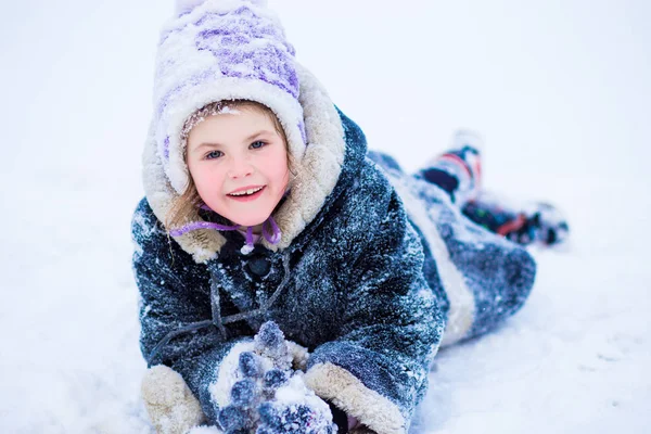Karla Kaplı Şirin Bir Küçük Kız Kış Park Eğlenir Kış — Stok fotoğraf