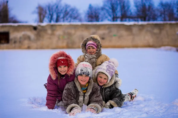 Niños Divertidos Jugando Riendo Invierno Nevado Caminar Naturaleza Familia Feliz — Foto de Stock